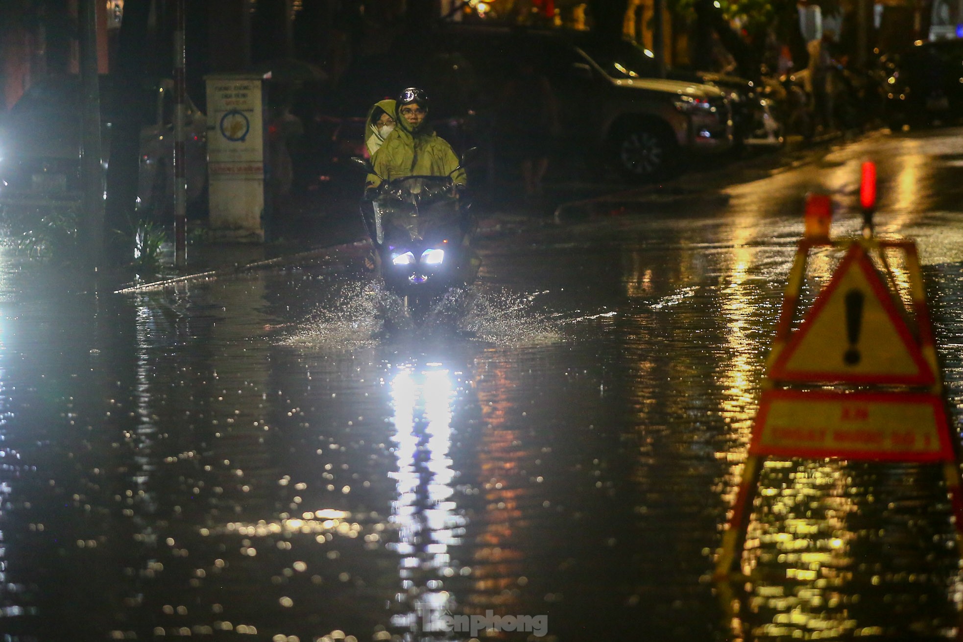 Mưa như trút nước, đường phố Hà Nội ngập sâu trong đêm - Ảnh 4.