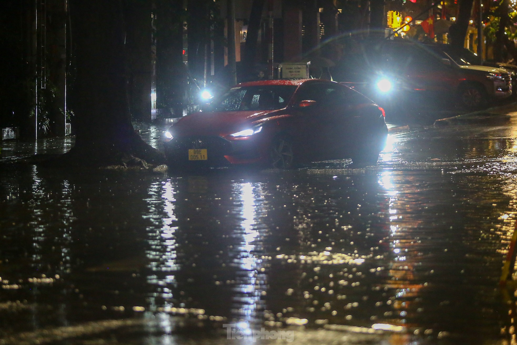 Mưa như trút nước, đường phố Hà Nội ngập sâu trong đêm - Ảnh 5.