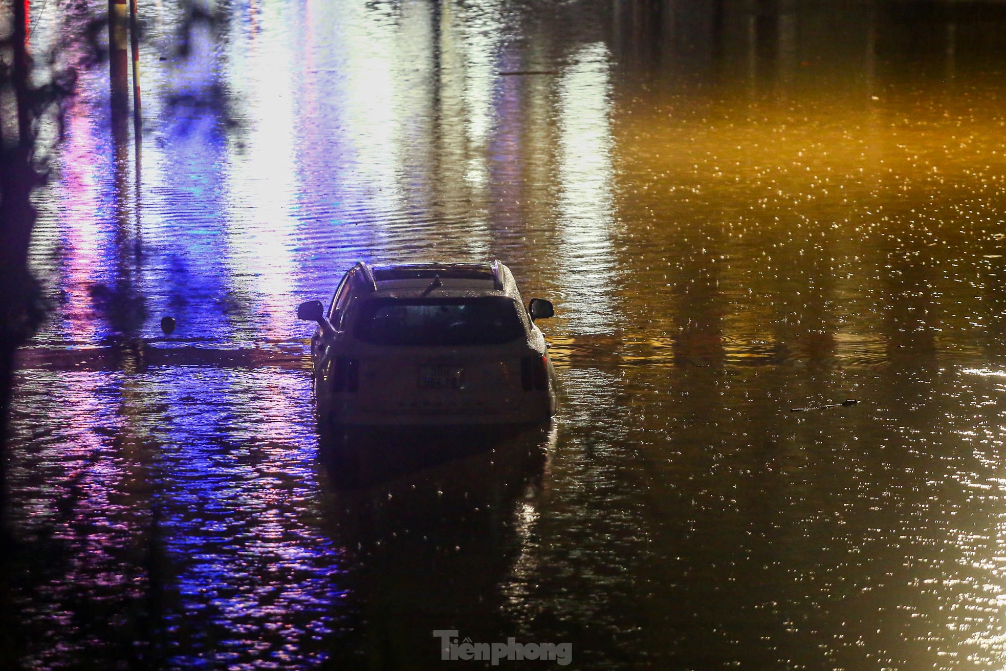 Mưa như trút nước, đường phố Hà Nội ngập sâu trong đêm - Ảnh 15.