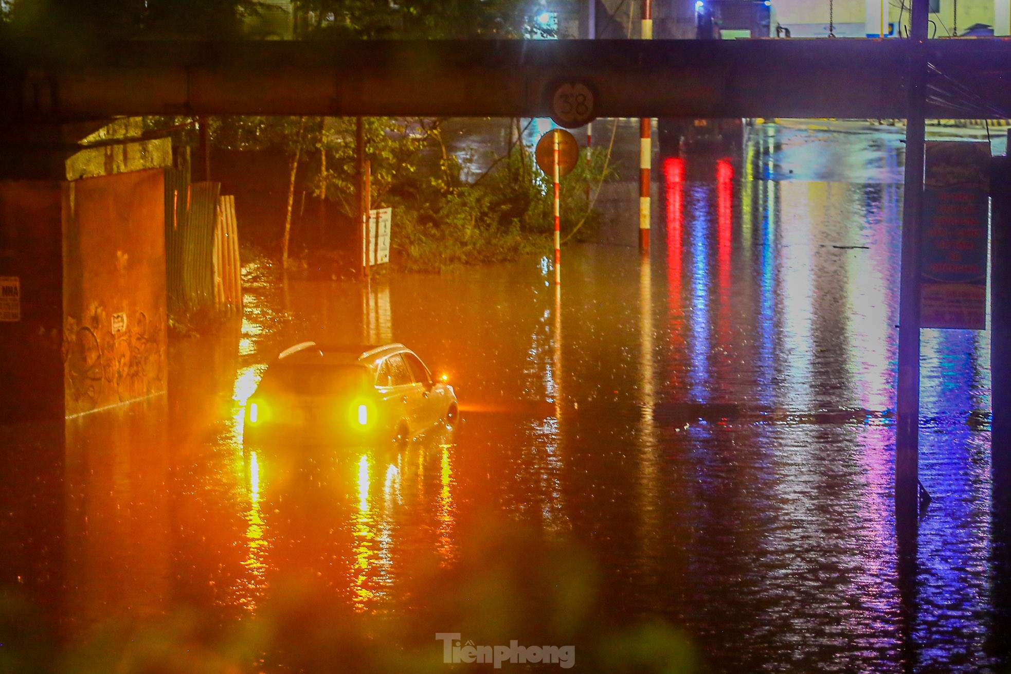 Mưa như trút nước, đường phố Hà Nội ngập sâu trong đêm - Ảnh 14.