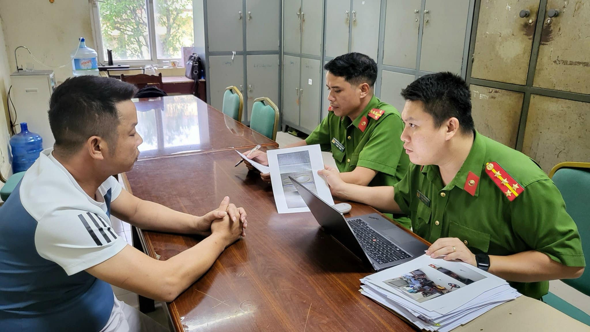 Bắt tạm giam người tình của mẹ trong vụ bạo hành cháu bé 11 tuổi - Ảnh 1.