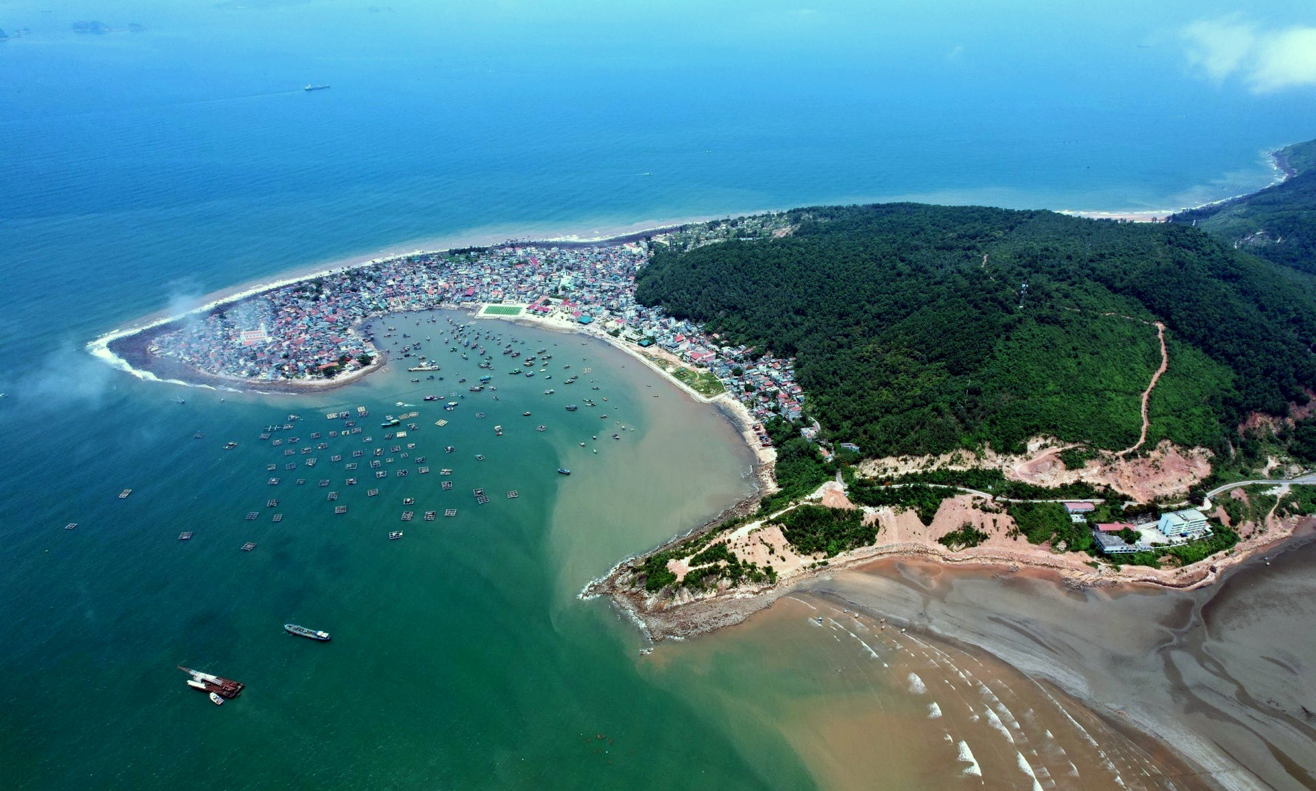 Xã đảo được ví như &quot;bàn tay khổng lồ&quot; trên biển, có nhiều điểm du lịch đẹp hoang sơ, cách Hà Nội hơn 200km- Ảnh 1.