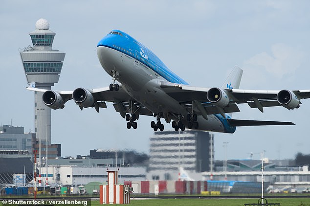 Kinh hoàng: Nhân viên bị hút vào trong động cơ máy bay Boeing và tử vong thương tâm - Ảnh 2.