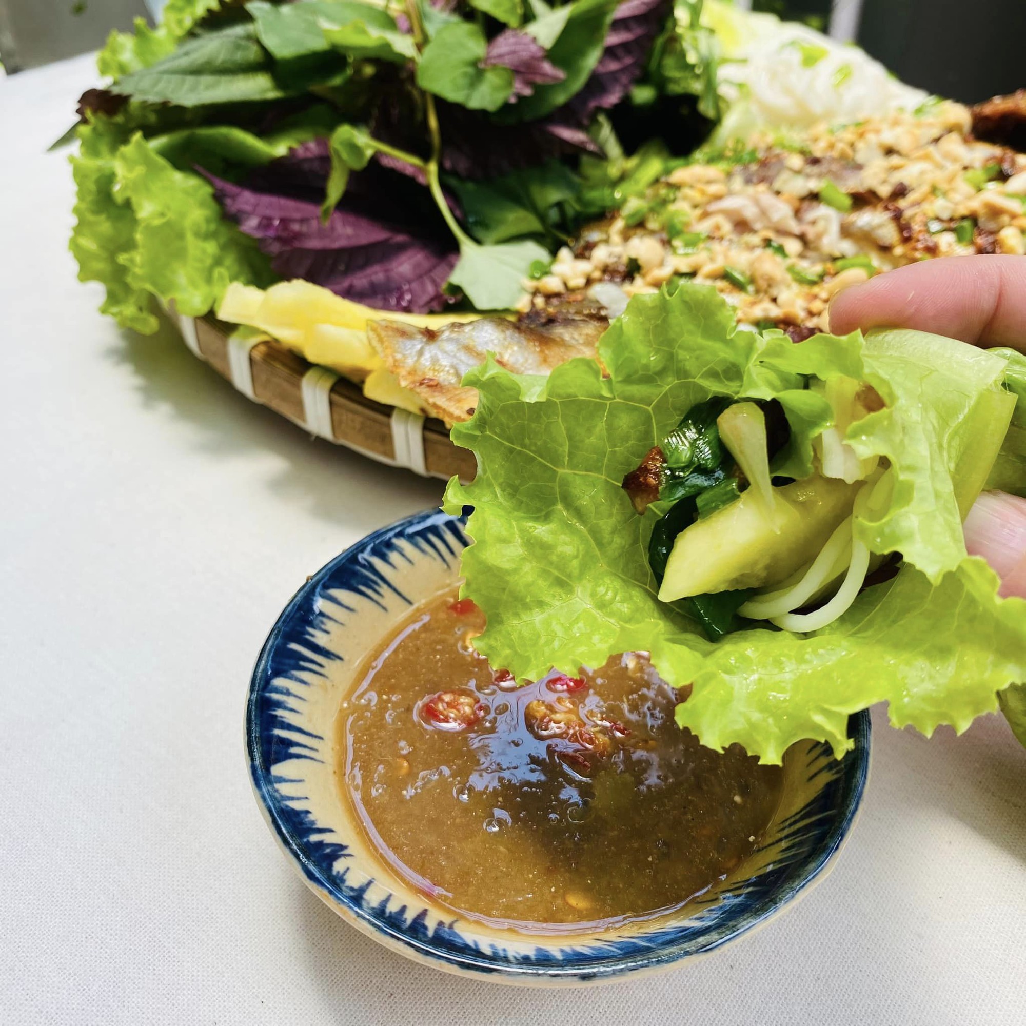 Đổi vị bữa ăn với cá chim nướng muối ớt - Ảnh 6.