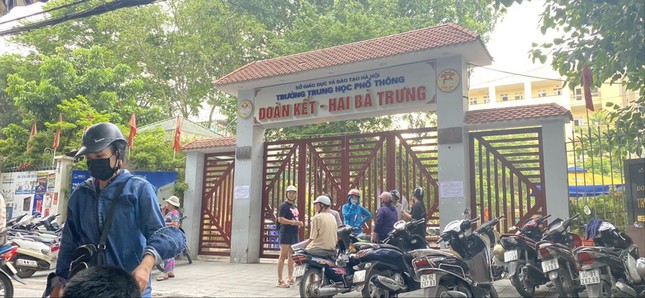 'Nín thở' chờ xét tuyển tràn và hạ điểm chuẩn - Ảnh 1.