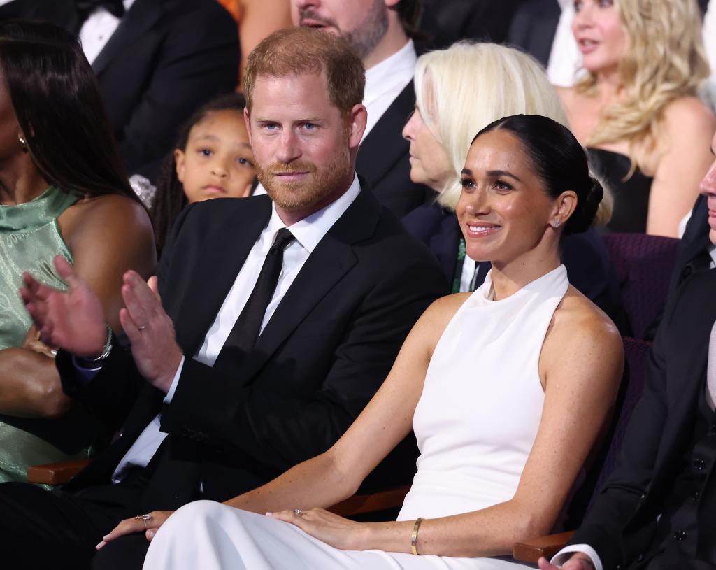 Meghan xuất hiện sang trọng khi đồng hành cùng Harry tại giải thưởng danh giá- Ảnh 3.