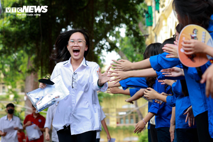 Buổi tối &quot;bùng nổ&quot; cảm xúc của nhiều phụ huynh Hà Nội: Sau chuỗi ngày suy sụp, chán nản rồi hồi hộp, tin vui cuối cùng đã cập bến! - Ảnh 5.