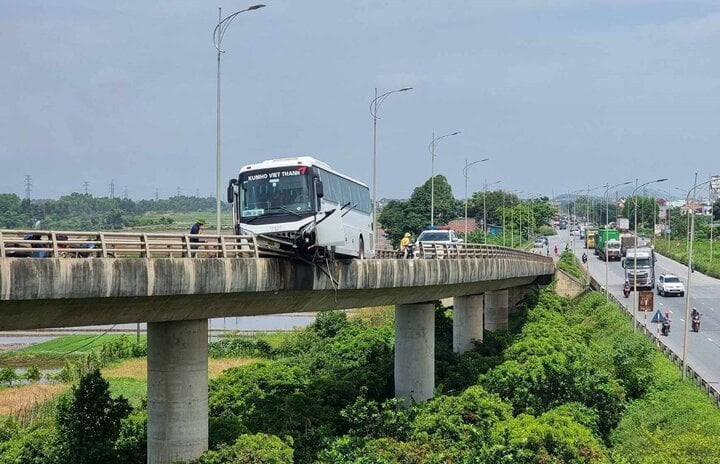 Xe khách tông gãy lan can, treo lơ lửng trên cầu ở Bắc Ninh - Ảnh 1.