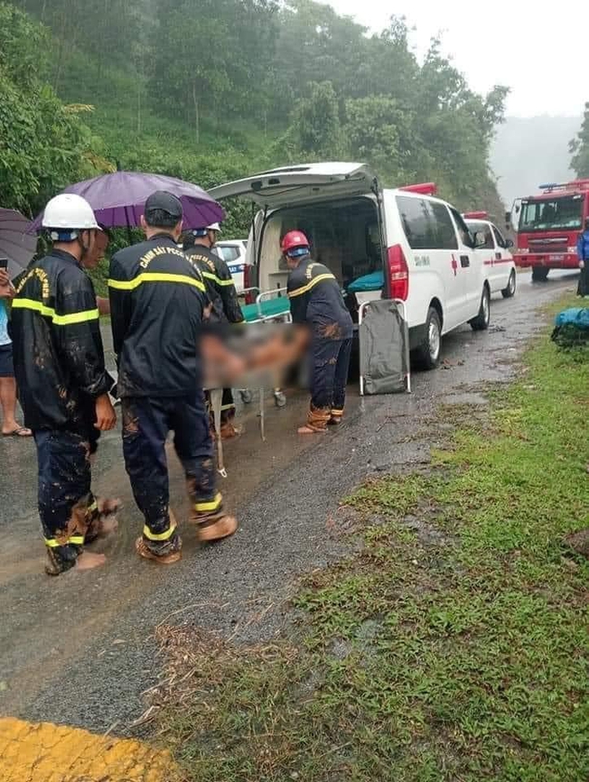 Hiện trường thương tâm vụ tai nạn 7 người chết ở Hà Giang: Hành khách xuống đẩy xe giúp thì bị đất đá tràn xuống - Ảnh 4.