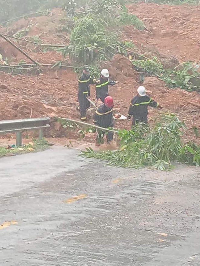 Hiện trường thương tâm vụ tai nạn 7 người chết ở Hà Giang: Hành khách xuống đẩy xe giúp thì bị đất đá tràn xuống - Ảnh 3.