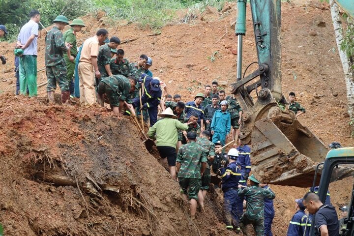 Cảnh sát dầm mưa tìm kiếm nạn nhân vụ sạt lở đất vùi lấp ô tô khách ở Hà Giang - Ảnh 3.