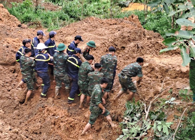 Thêm 3 nạn nhân tử vong trong vụ lở đất vùi lấp xe khách ở Hà Giang - Ảnh 1.