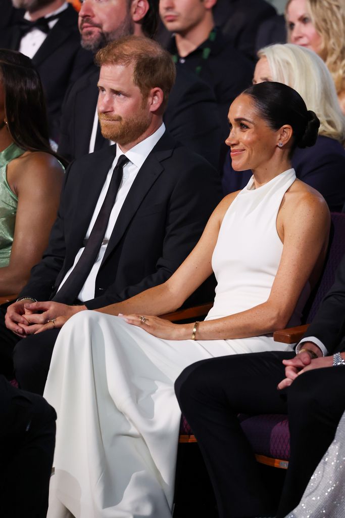 Có phải Meghan diện lại váy cưới trong đêm Harry nhận giải thưởng danh giá?- Ảnh 2.