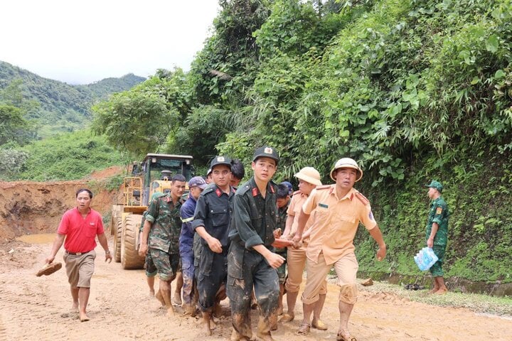 Sạt lở đất vùi lấp xe khách tại Hà Giang: Tìm thấy 11 thi thể - Ảnh 1.