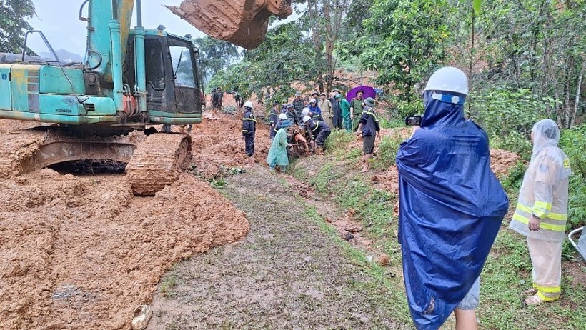 Hiện trường thương tâm vụ tai nạn 7 người chết ở Hà Giang: Hành khách xuống đẩy xe giúp thì bị đất đá tràn xuống - Ảnh 7.