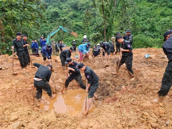 Cảnh sát dầm mưa tìm kiếm nạn nhân vụ sạt lở đất vùi lấp ô tô khách ở Hà Giang - Ảnh 2.