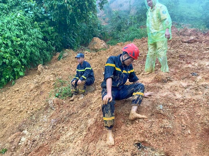 Cảnh sát dầm mưa tìm kiếm nạn nhân vụ sạt lở đất vùi lấp ô tô khách ở Hà Giang - Ảnh 7.