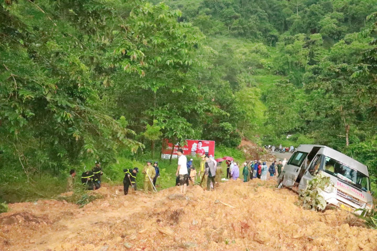 Hà Giang: Sạt lở đất vùi lấp xe khách, 8 người tử vong - Ảnh 2.