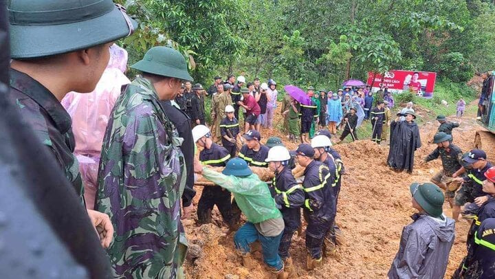 Cảnh sát dầm mưa tìm kiếm nạn nhân vụ sạt lở đất vùi lấp ô tô khách ở Hà Giang - Ảnh 5.