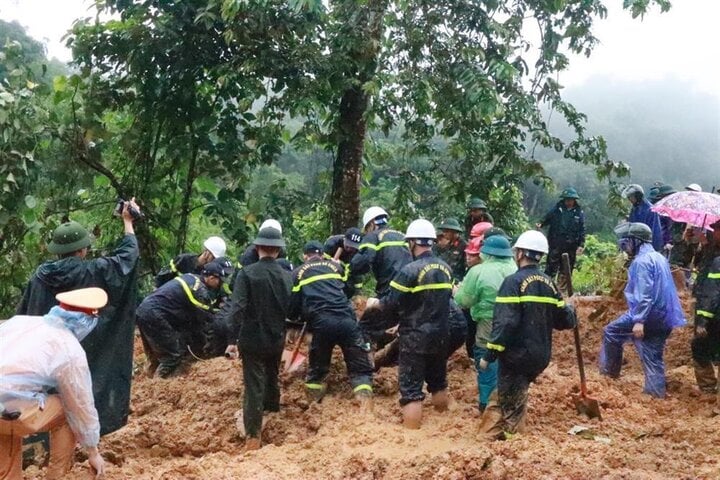 Cảnh sát dầm mưa tìm kiếm nạn nhân vụ sạt lở đất vùi lấp ô tô khách ở Hà Giang - Ảnh 6.