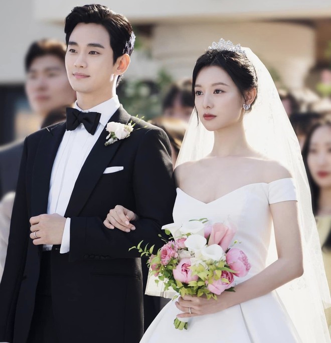 Kim Soo Hyun tự đăng ảnh hôn 1 cô gái, người ấy là Kim Ji Won? - Ảnh 3.