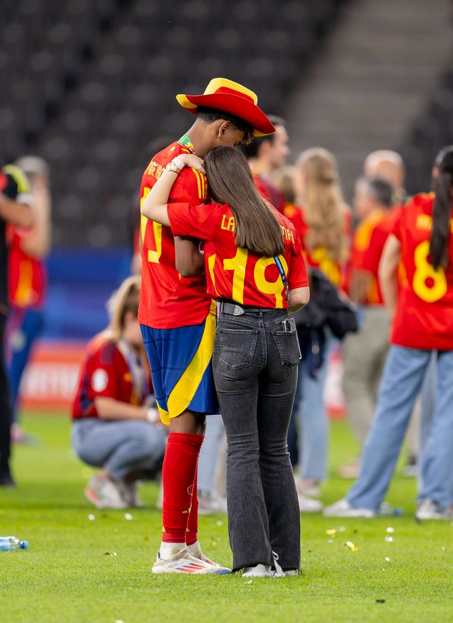 The love story of Lamine Yamal - the 17-year-old "prodigy": Cup in hand, you in heart - Photo 8.