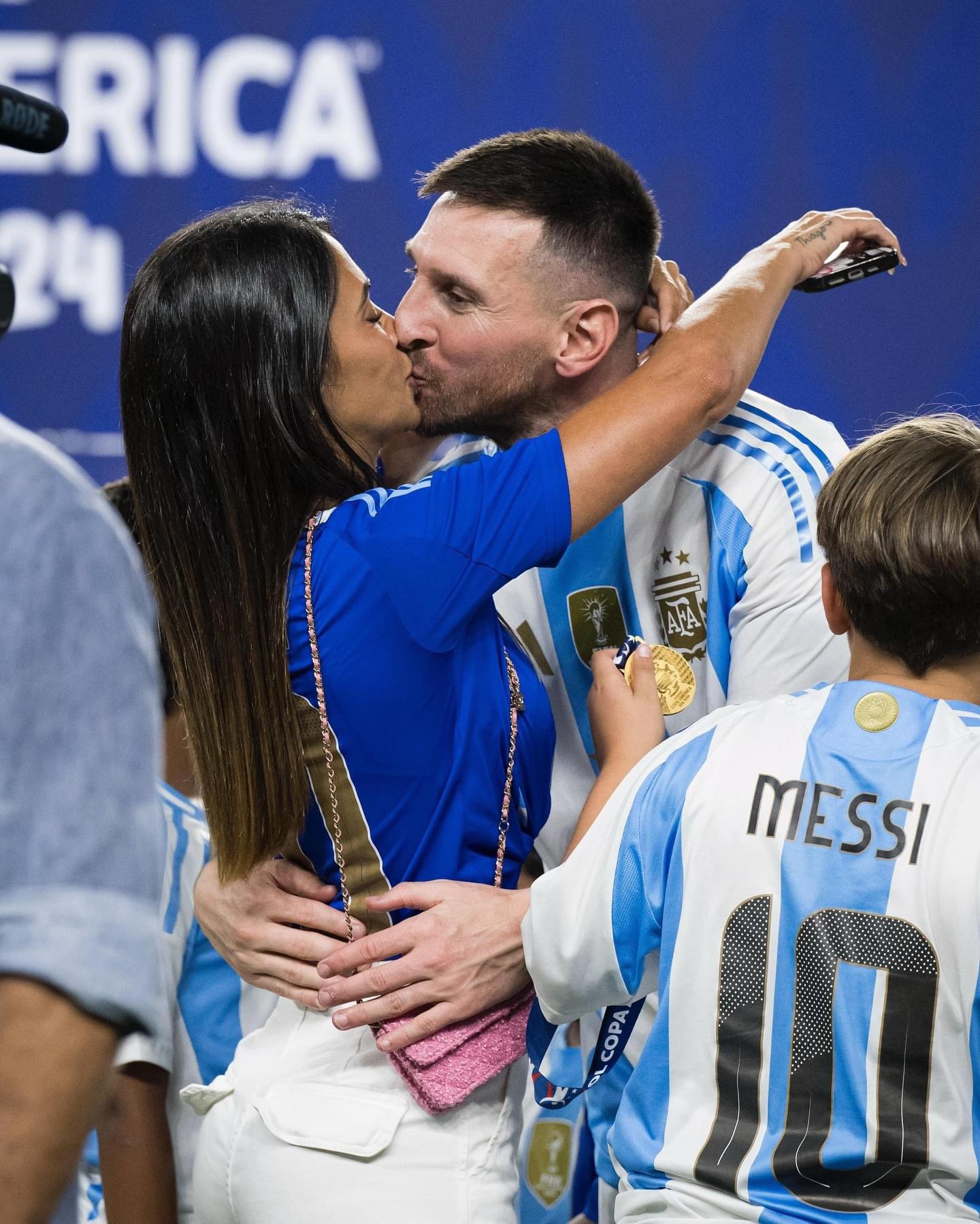 Messi khoá môi bà xã Antonella đầy ngọt ngào, cùng 3 quý tử được dàn vệ sĩ hùng hậu bảo vệ rời đi sau chức vô địch Copa America - Ảnh 3.