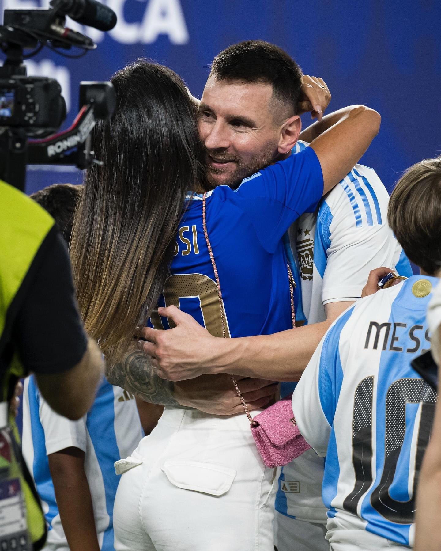 Messi khoá môi bà xã Antonella đầy ngọt ngào, cùng 3 quý tử được dàn vệ sĩ hùng hậu bảo vệ rời đi sau chức vô địch Copa America - Ảnh 2.