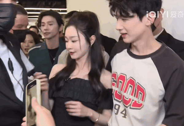 Cặp chị em hơn kém nhau 4 tuổi đình đám showbiz chia tay sau 2 năm yêu? - Ảnh 5. Cặp chị em hơn kém nhau 4 tuổi đình đám showbiz chia tay sau 2 năm yêu? - Ảnh 5.