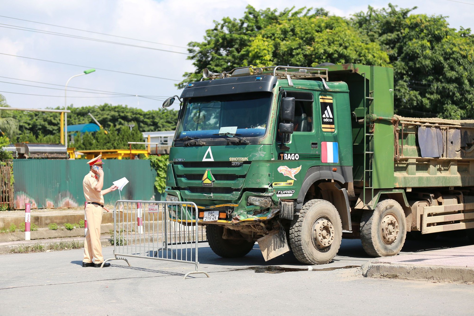 Hà Nội: Ông nội đau đớn kể lại giây phút nhận tin 4 người thân gặp tai nạn tử vong - Ảnh 1.