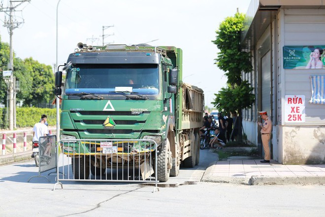 Công an xác định 4 mẹ con tử vong thương tâm trong vụ tai nạn liên hoàn ở Hoài Đức - Hà Nội - Ảnh 1.