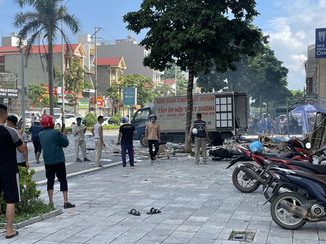 Camera ghi lại khoảnh khắc vụ nổ kinh hoàng tại Vĩnh Phúc: Mọi thứ bị thổi bay trong chớp mắt, nhiều người hoảng loạn thoát thân - Ảnh 3.