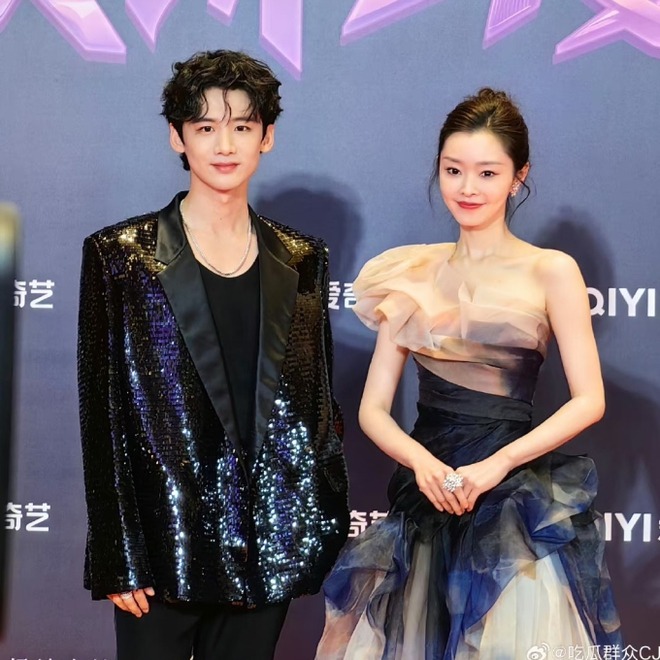 Cặp chị em hơn kém nhau 4 tuổi đình đám showbiz chia tay sau 2 năm yêu? - Ảnh 3. Cặp chị em hơn kém nhau 4 tuổi đình đám showbiz chia tay sau 2 năm yêu? - Ảnh 3.