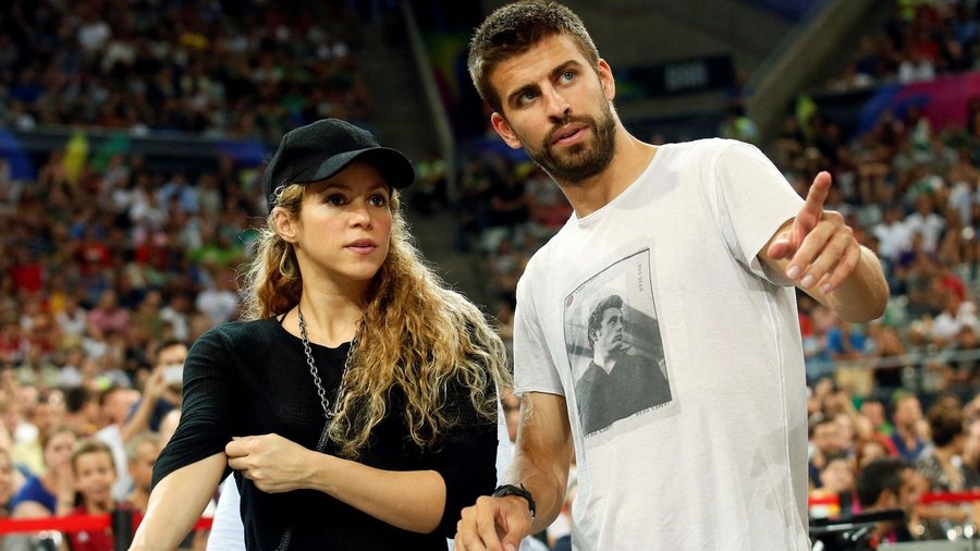 Pique đứng hình khi bị “tra tấn” bằng ca khúc của vợ cũ Shakira, bạn gái mới lại ngồi ngay cạnh- Ảnh 1.