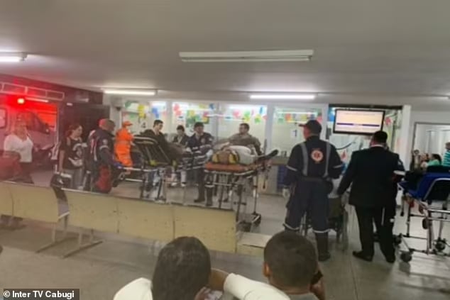 NÓNG: Sự cố kinh hoàng khiến trần máy bay bị xé toạc, hành khách treo lủng lẳng trên khoang hành lý, hàng chục người phải nhập viện - Ảnh 5.
