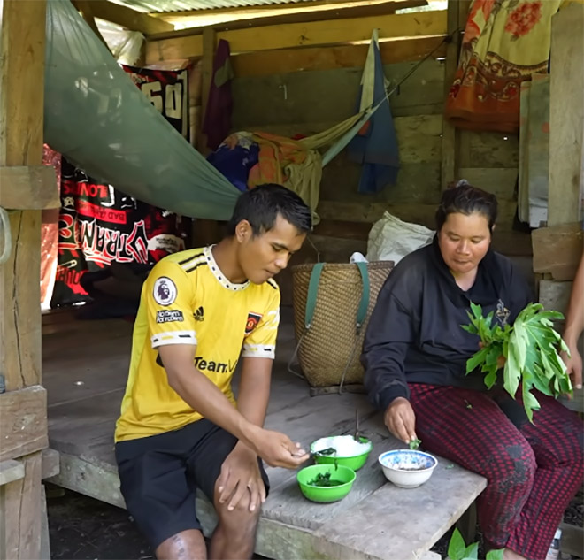 Tỏ tình kiểu độc lạ, mẹ đơn thân lấy được trai tân kém 16 tuổi, chỉ ăn cơm với lá đu đủ vẫn hạnh phúc- Ảnh 4.