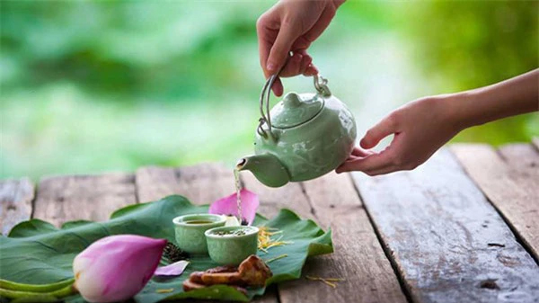 Loại lá phơi khô là &quot;thảo dược xanh&quot; Việt Nam đang sẵn: Nấu nước thành trà chống nắng tự nhiên, da trắng dáng thon - Ảnh 4.