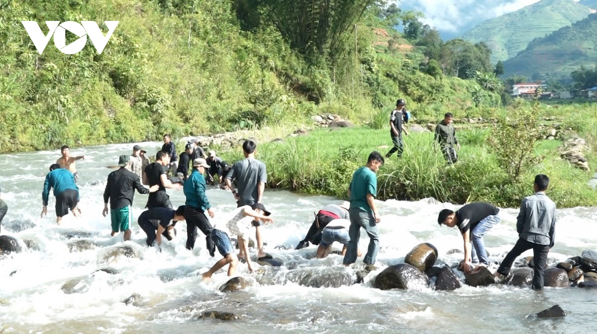 Nỗ lực tìm kiếm cháu bé đuối nước mất tích ở Trạm Tấu (Yên Bái) - Ảnh 1.