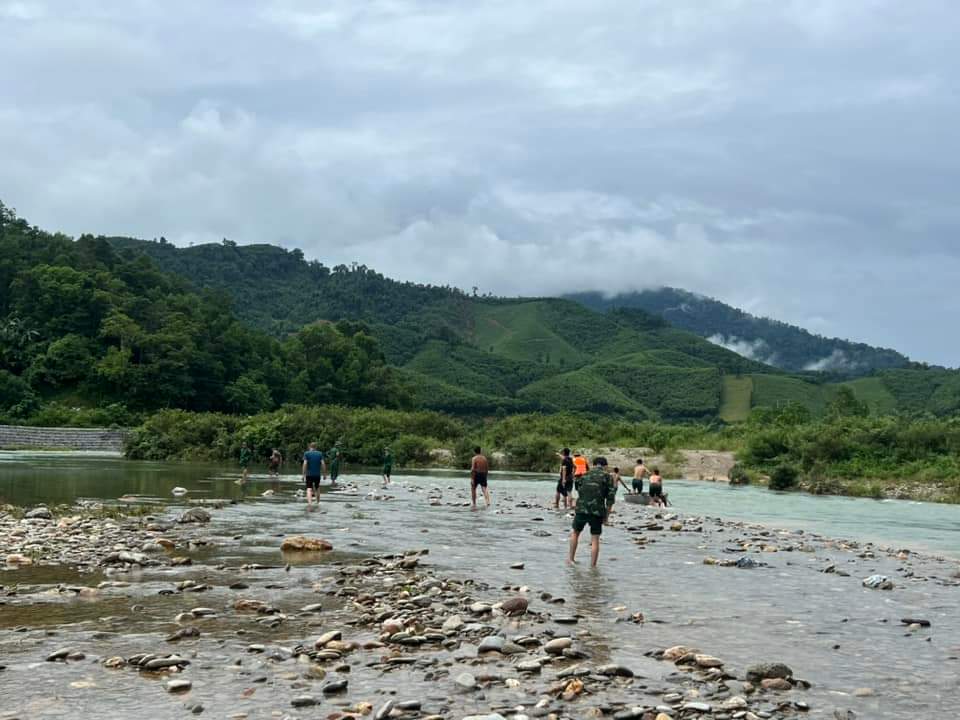 Trên đường đi làm thuê về, 2 người phụ nữ bị nước cuốn mất tích- Ảnh 1.