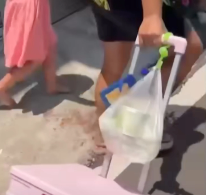 "Mẹ ơi, n&oacute;ng qu&aacute;, ch&acirc;n con đau qu&aacute;": X&oacute;t xa tiếng kh&oacute;c của b&eacute; g&aacute;i 6 tuổi bị mẹ bắt phải đi ch&acirc;n trần tr&ecirc;n đường b&ecirc; t&ocirc;ng n&oacute;ng như thi&ecirc;u đốt v&igrave; l&agrave;m mất gi&agrave;y- Ảnh 2.