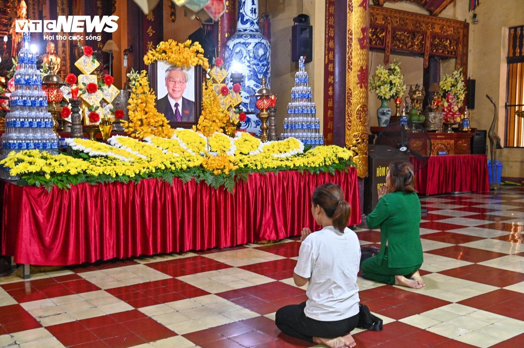 Người dân đến chùa Quán Sứ cầu siêu, tưởng nhớ Tổng Bí thư Nguyễn Phú Trọng - Ảnh 4.