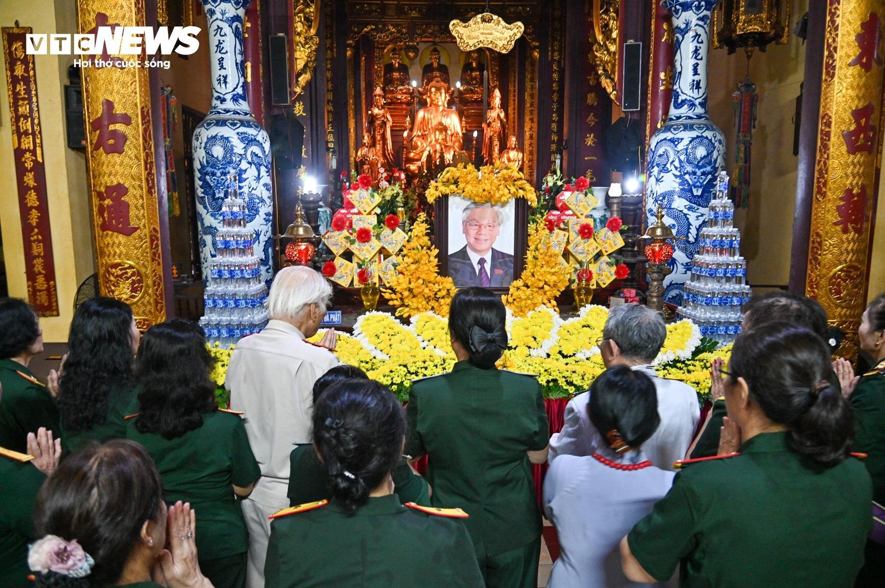 Người dân đến chùa Quán Sứ cầu siêu, tưởng nhớ Tổng Bí thư Nguyễn Phú Trọng - Ảnh 1.