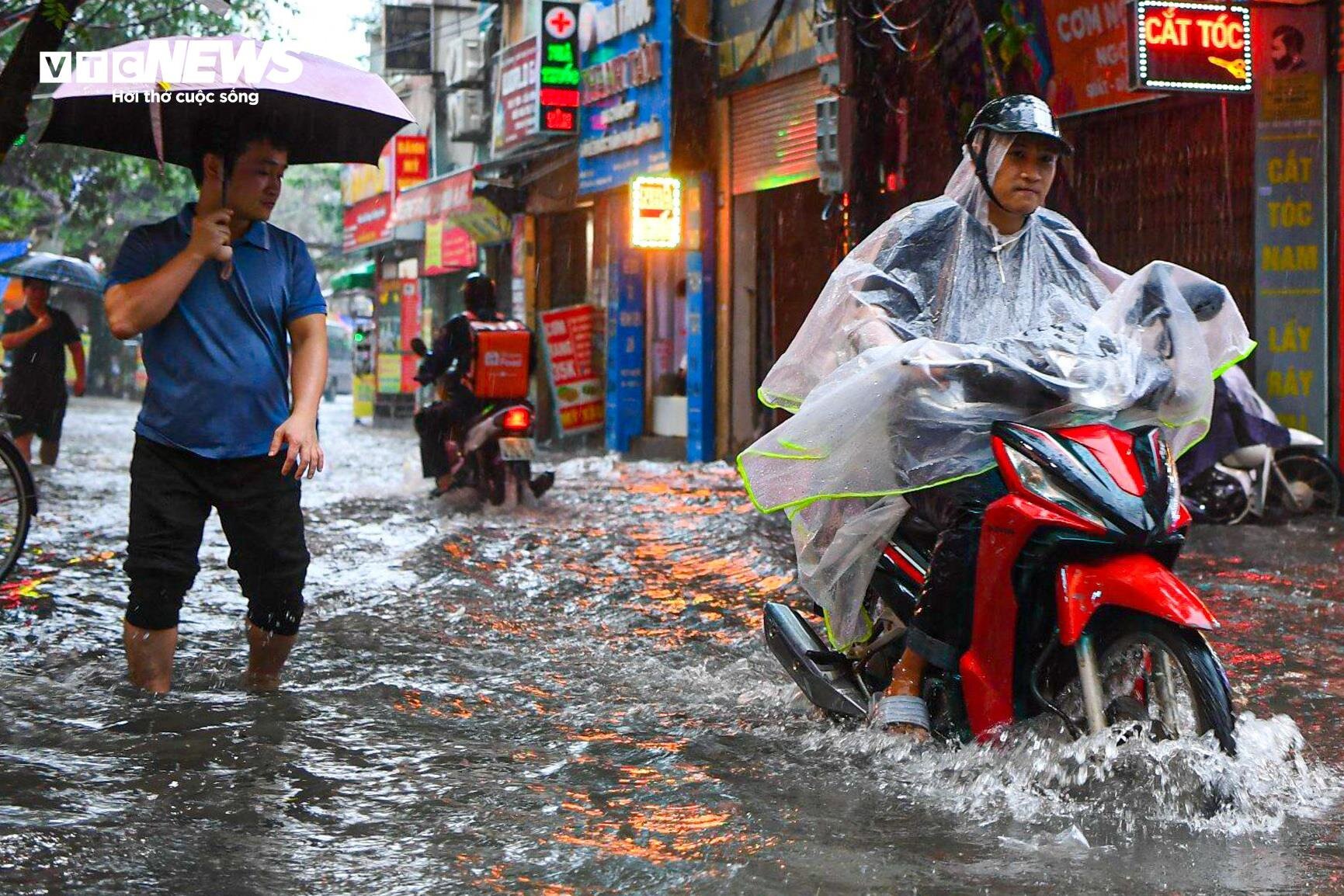 Hà Nội mưa từ sáng đến chiều, xe cộ bì bõm &quot;bơi&quot; trên đường - Ảnh 4.