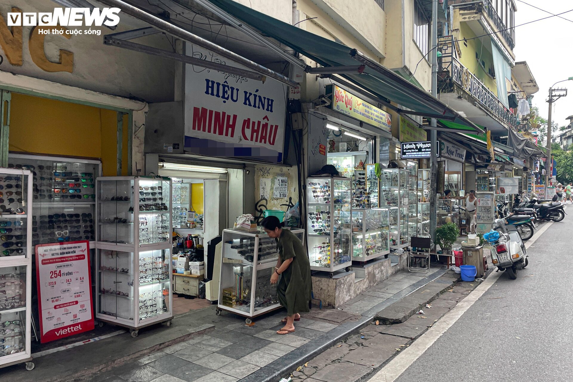 Những mặt bằng kinh doanh siêu nhỏ, siêu đắt ngự trên đất vàng Hà Nội - Ảnh 3.