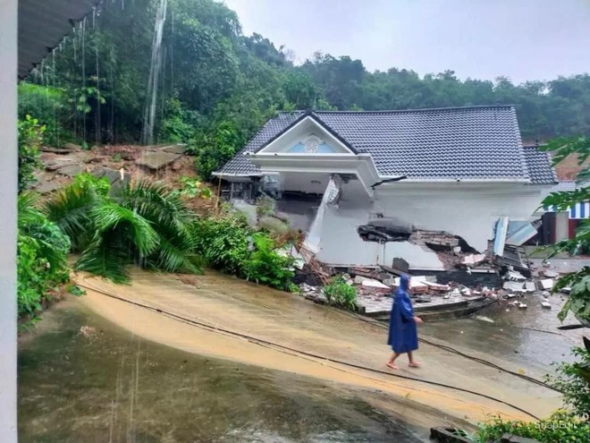 Cận cảnh căn biệt thự tiền tỷ đổ sập ở Hà Nội: Buồn bã khi cả gia tài bị mất trắng - Ảnh 1.