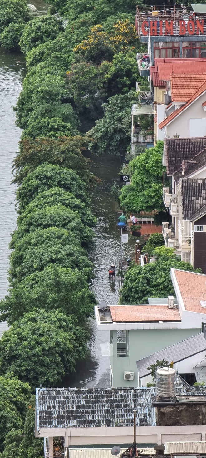 Hà Nội: Đường Văn Quán ngập nước mênh mông, người bì bõm lội, người phải đi đường vòng thêm nhiều km - Ảnh 6.