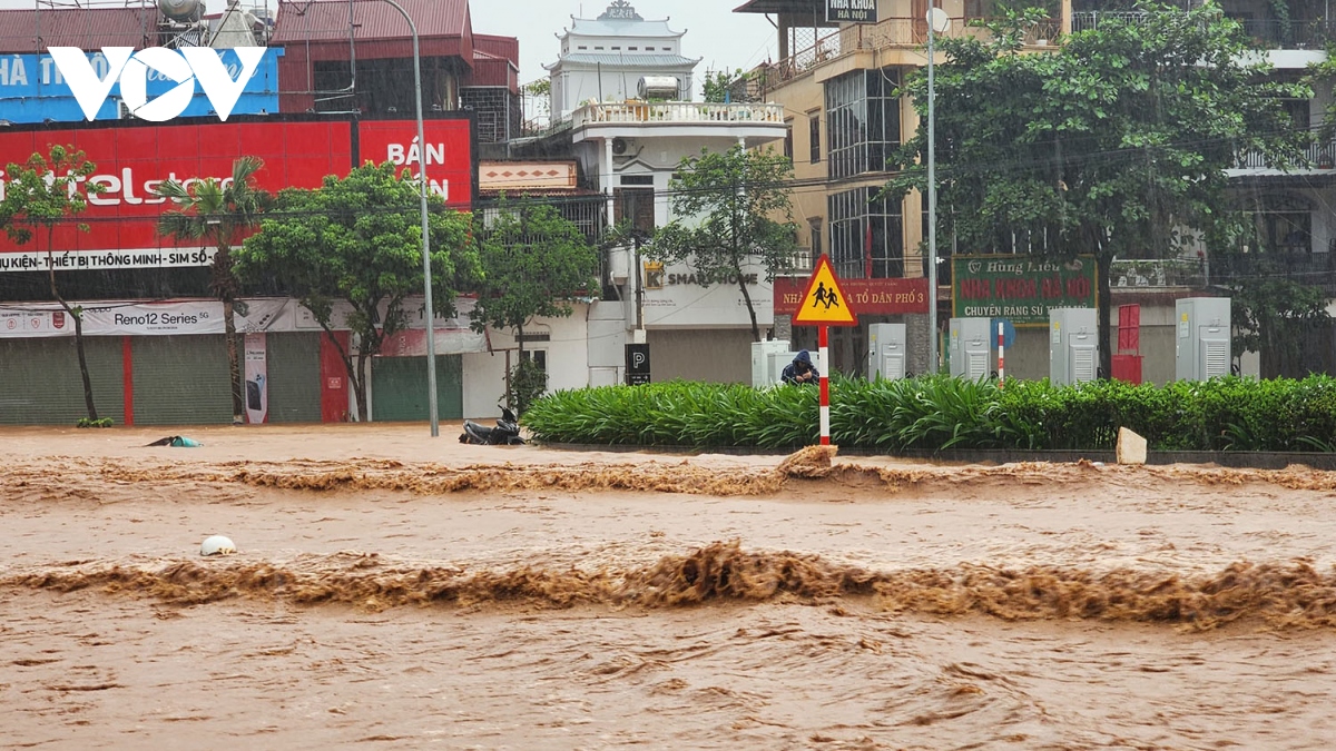 Sơn La huy động các lực lượng cấp bách di dời dân khỏi vùng ngập lụt - Ảnh 3.