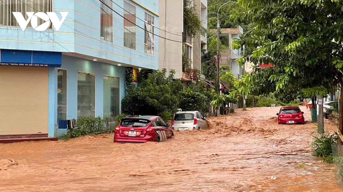 Sơn La huy động các lực lượng cấp bách di dời dân khỏi vùng ngập lụt - Ảnh 5.