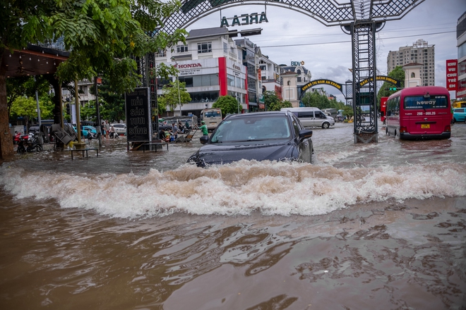 Toàn cảnh Hà Nội ngập kinh hoàng sau trận mưa lớn: Nhiều tuyến phố thành sông, người dân mang thuyền phao ra chèo, xe chết máy la liệt - Ảnh 15.