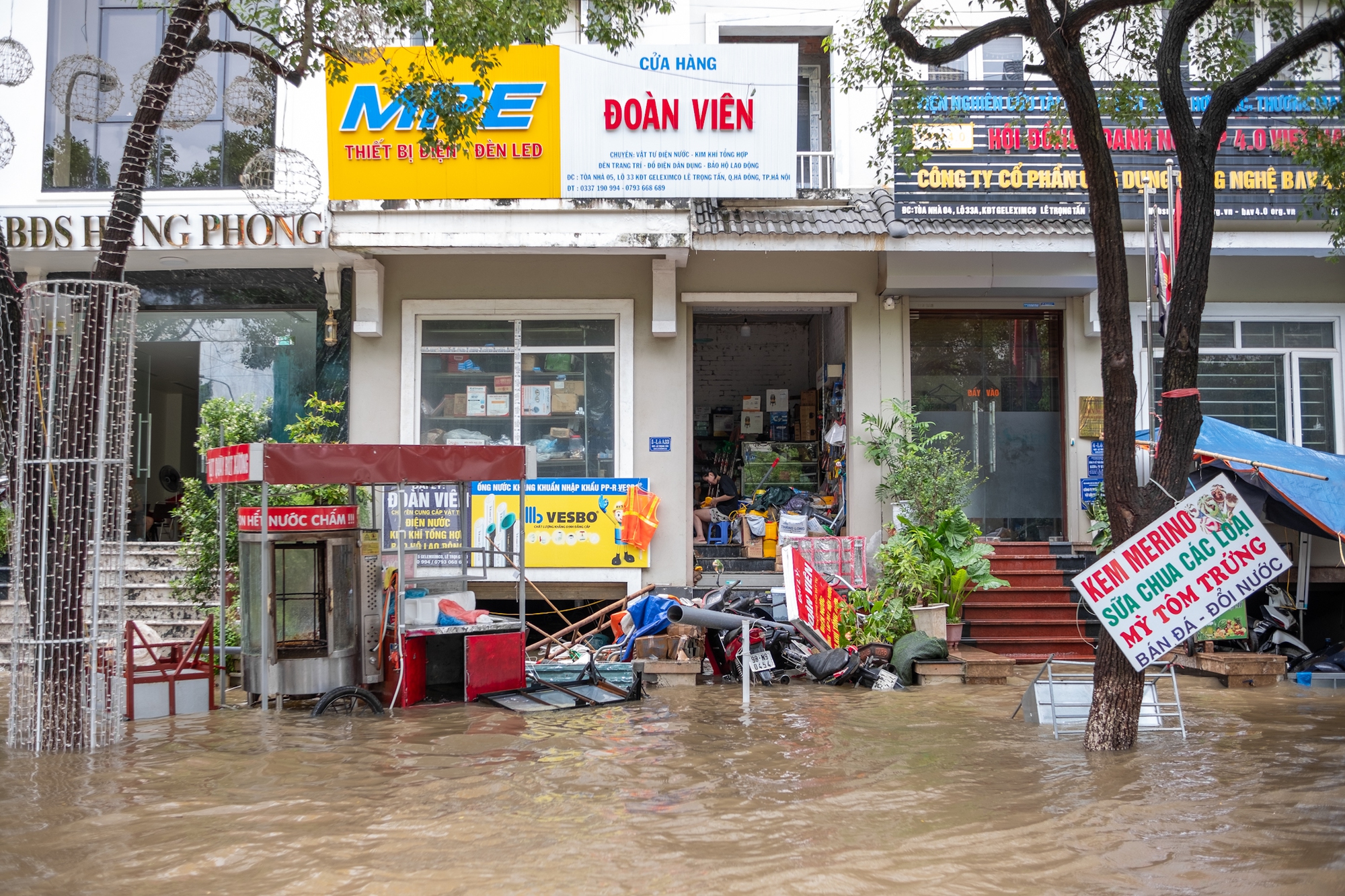 Toàn cảnh Hà Nội ngập kinh hoàng sau trận mưa lớn: Nhiều tuyến phố thành sông, người dân mang thuyền phao ra chèo, xe chết máy la liệt- Ảnh 17.